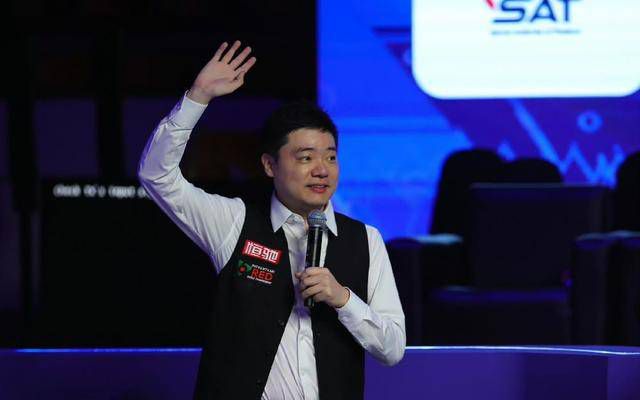 由美国哥伦比亚影片公司和腾讯影业联合出品的好莱坞科幻动作巨制《黑衣人：全球追缉》，今日片方发布中文角色海报，黑衣人HMOT和外星犬探员等角色悉数亮相